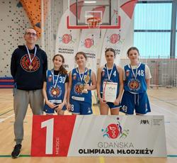 Podwójne złoto dla koszykarek Szkoły Podstawowej nr 6 